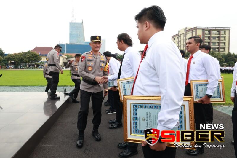 Hari Kesadaran Nasional, Kapolda Jatim Kembali Beri Penghargaan Anggota&nbsp;Berprestasi