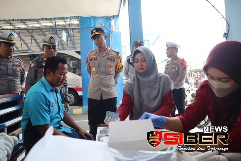 Operasi Ketupat Semeru 2024 Polres Situbondo Gelar Tes Urine Sopir Angkutan Umum Secara&nbsp;Berkala