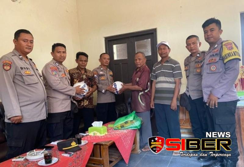 Dukung kemajuan Olahraga, Sat Binmas Polres Pringsewu Berikan Bantuan Peralatan Olahraga Untuk&nbsp;Masyarakat