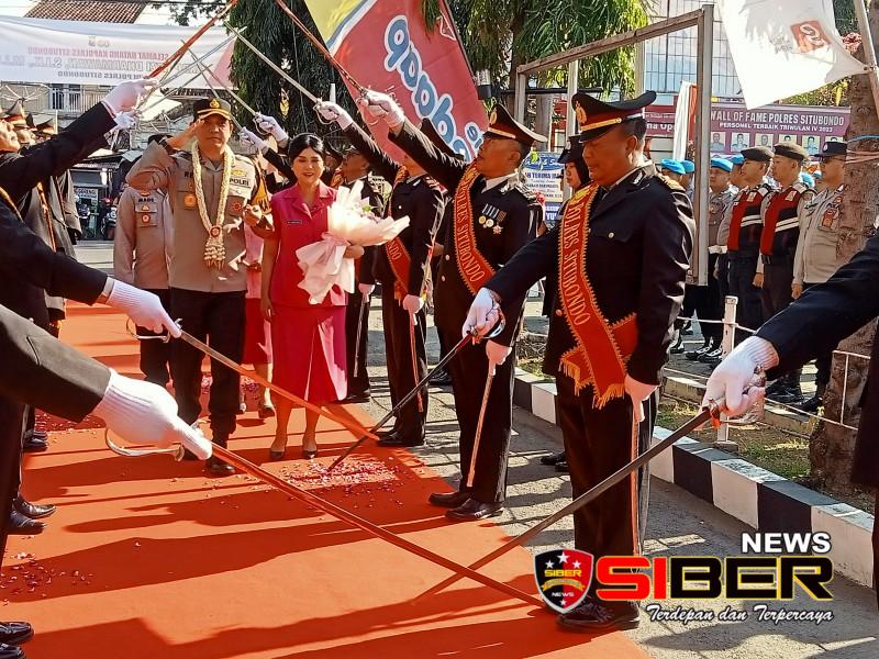 Sakral Pedang Pora Dan Taburan Mawar Sambut Kapolres Situbondo AKBP Rezi Dharmawan