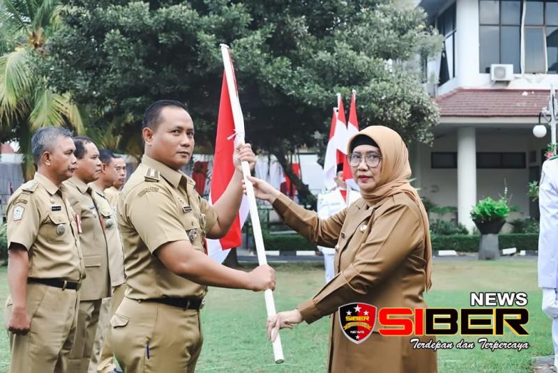 Jelang Hari Kemerdekaan RI Ke-79, Pj. Bupati Lumajang Bagikan Bendera Merah&nbsp;Putih