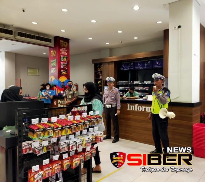 Ops Patuh Semeru 2024, Polres Bondowoso Laksanakan Sosialisasi di Tempat&nbsp;Pembelanjaan