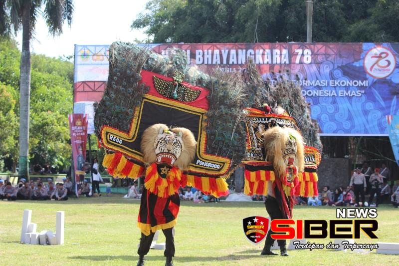 Anggota Polres Bondowoso Menghiasi Langit Biru di HUT Bhayangkara ke-78.