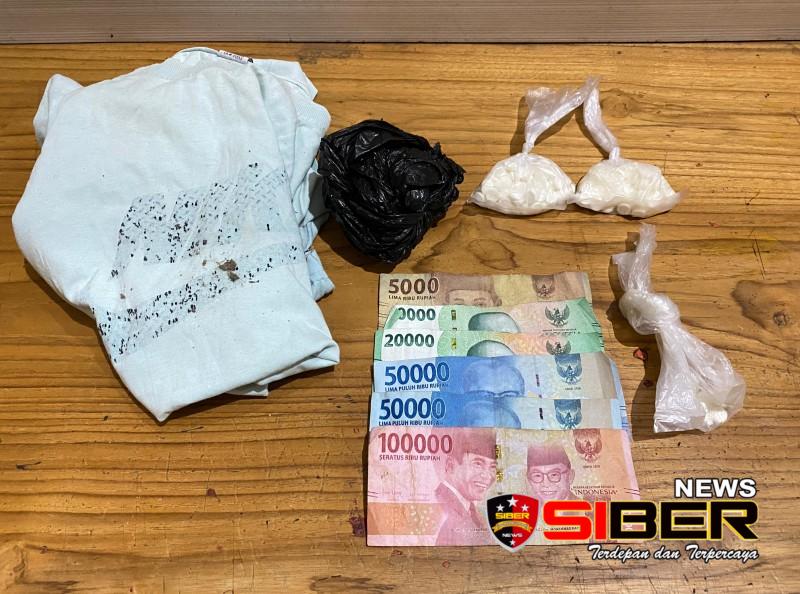 Saat Akan Ditangkap Satresnarkoba Polres Situbondo, Tersangka Lempar Tas Ke Sungai Berisi Ratusan Pil&nbsp;Trex