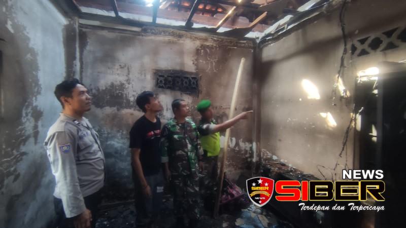 Kebakaran Rumah di Desa Gunung Anyar, Babinsa Tanggap Cepat Padamkan&nbsp;Api