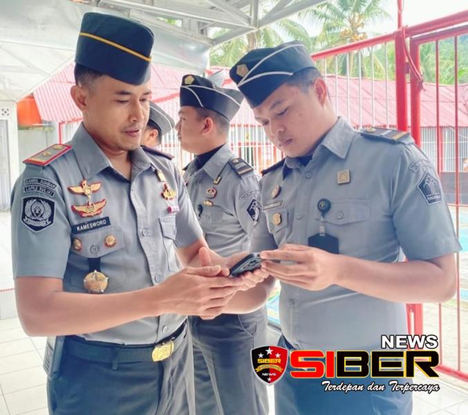 Antisipasi terkena Aplikasi Judol, Kalapas Suliki, Kamesworo Periksa HP petugas.