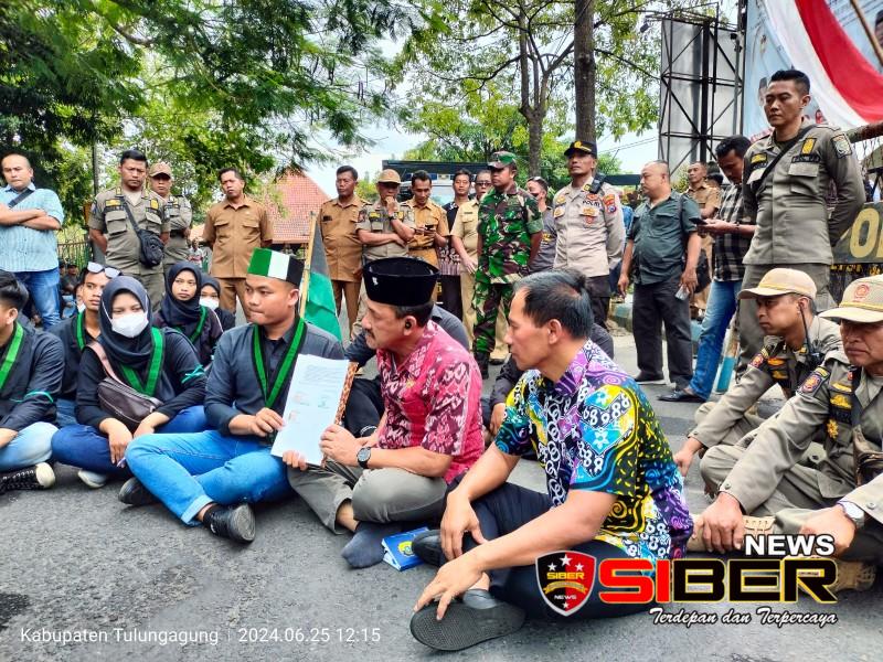 Himpunan Mahasiswa Islam Tulungagung Gelar Unjuk Rasa Bersama Ketua DPRD Tulungagung.