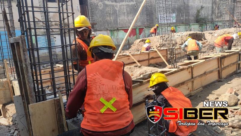 Pekerja Proyek Pembangunan Perpustakaan Dan Laboratorium MAN 2 Situbondo Patuhi SOP Keselamatan