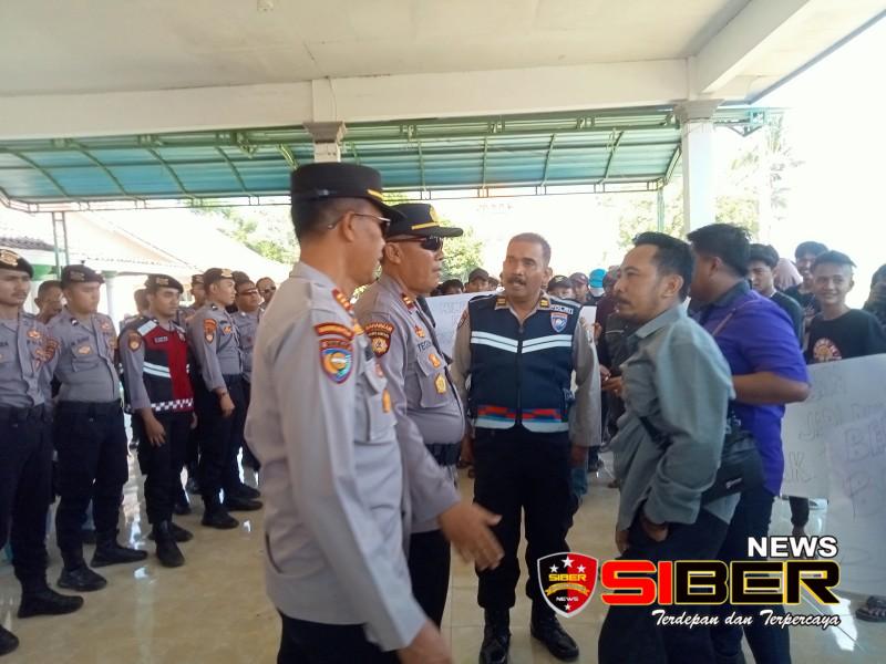 Demo Beras Pangan Puluhan Warga Seletreng Kapongan Tuntut Kadus Diberhentikan