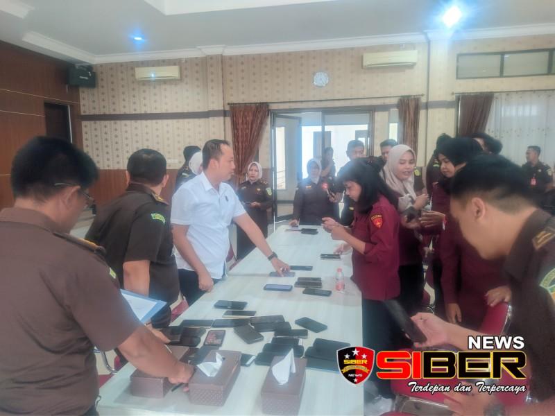 Kejaksaan Situbondo Sidak Handphone Seluruh Pegawai Antisipasi Judi Online