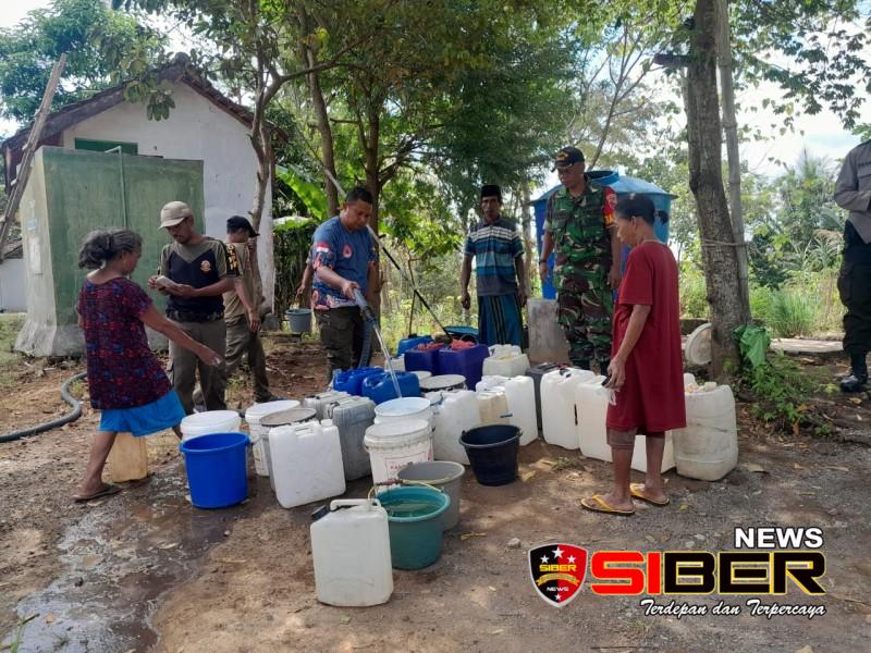Polsek Klabang Berikan Bantuan Air Bersih di Desa Karanganyar yang Terdampak Kekeringan