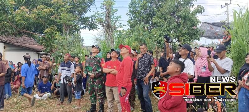 Meriahkan HUT RI Ke 79, Sertu Gatot Bantu Pengamanan Lomba Panjat Pinang di Desa&nbsp;Lanas