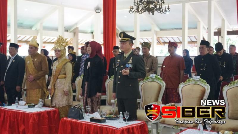 Dandim 0822 Bondowoso Bersama Forkopimda Hadiri Upacara Detik-Detik Proklamasi Virtual di Pendopo&nbsp;Bupati