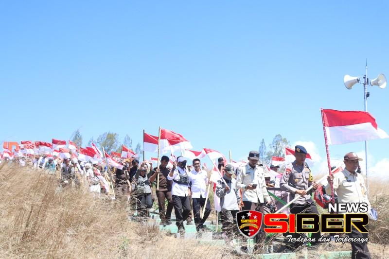 Sambut Hari Kemerdekaan RI ke 79, Polres Bondowoso bersama Pemkab Kibarkan 1.000 Bendera Merah Putih di Kawah&nbsp;Wurung