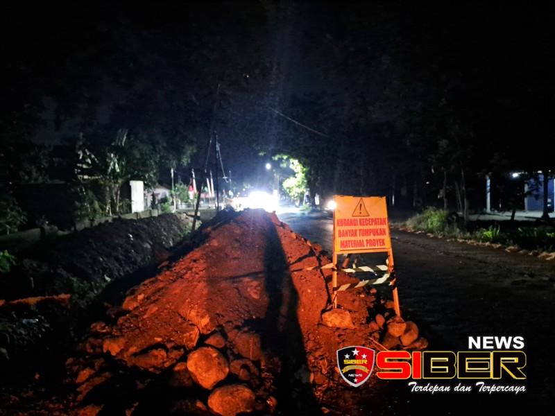 Warga ngadirejo Magetan Keluhkan Bahan Material Proyek Menumpuk Di Bahu Jalan, Hingga Celakai Beberapa&nbsp;Pengendara
