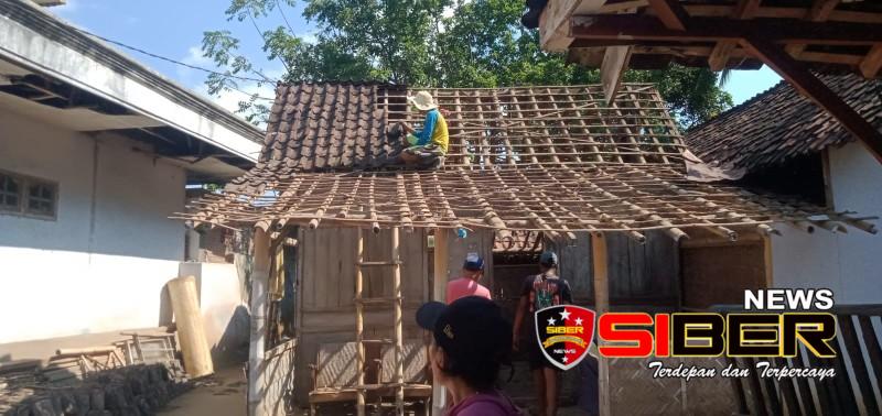 LSM Cakrawala Bondowoso, Gelar Bakti Sosial Perbaiki Rumah Tidak Layak Huni Milik P.Ahmad Desa Wonokusumo
