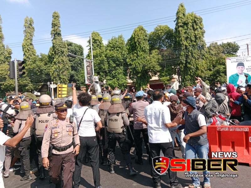 Unras Aliansi Imsak Tuntut Bupati Situbondo Mundur, Polisi Dan Massa Berujung Bentrok