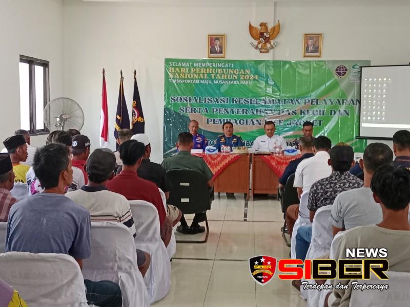 Peringati Harhubnas Tahun 2024 KSOP Kelas IV Panarukan Situbondo Berikan Life Jacket Bagi Nelayan Jangkar